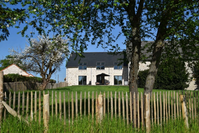 Domaine Les Cicardières Verscholen in de Limousin streek, tussen Franse bossen en velden, ligt Domaine Les Cicardières.  In het hart van het domein vindt u onze kleine, gezellige en huisdiervriendelijke bed &amp; breakfast: Les Loges. Accommodaties Alle prijzen zijn inclusief ontbijt.    Laagseizoen  Vanaf € 87,00 / nacht  Een perfect rustig uitje tijdens de herfst- en wintermaanden, van oktober tot en met april.  Middenseizoen  Vanaf € 95,00 / nacht  Een zacht ontwakend voorjaar, perfect voor een rustig uitje met het weer van het hoogseizoen voor lagere prijzen. Voor de maanden september, mei en juni.  Hoogseizoen  Vanaf € 103,00 / nacht  Een zomer omringd door Franse velden, een perfecte zomerse omgeving voor de maanden juli en augustus.